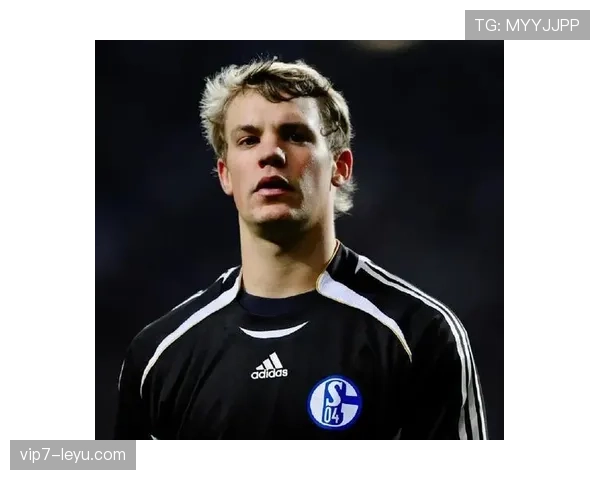 诺伊尔：守护神的传奇瞬间，职业生涯巅峰时刻引人瞩目