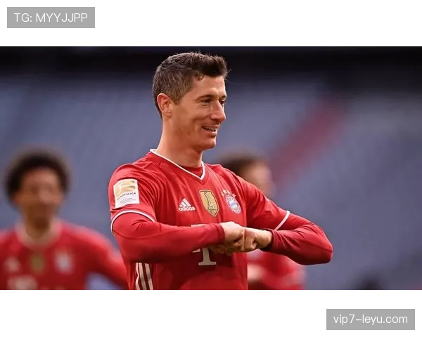 莱万多夫斯基庆祝动作背后的信仰故事：赛场经典与个人信念的深情交融