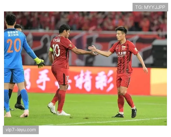 武磊拎着菜篮子走出小区，旁边大妈直接喊他“别摆架子了” — 赛场上那个光芒到底去哪了