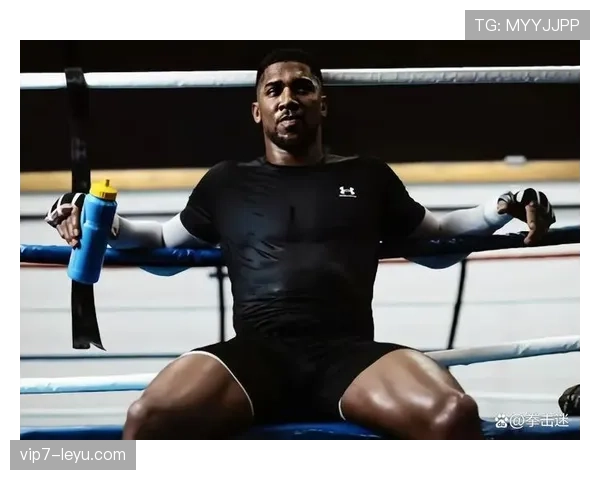 安东尼·约书亚穿拖鞋倒垃圾的那张图，把拳王和邻居合成了一张热搜照